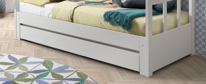 Pat glisant pentru copii PINO/SCOTT, alb, din pin scandinav masiv, cu spațiu de depozitare – Vipack - Img 3