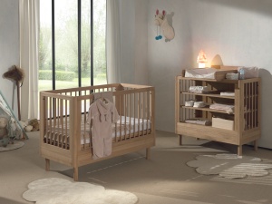 Set Mobilier Cameră Bebelus Forrest Oak, din Lemn Masiv de Stejar, Natur: Pătuț (60x120 cm), Masă de Înfășat și Suport – Vipack - Img 1