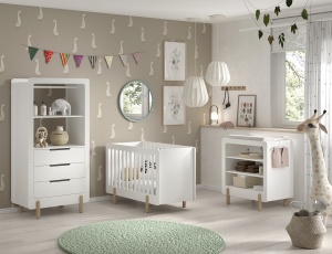 Set mobilier pentru copii SMILE, alb, pat 60 x 120 cm cu bare robuste și bază reglabilă, masă de schimbat cu trei rafturi deschise și dulap cu suport haine și 3 sertare – Vipack