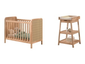 This OLIVE combination consists of a baby bed (60 x 120 cm) with a rattan headboard and a changing table.