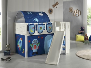 Pat ridicat pentru copii SCOTT, alb, 90 x 200 cm, din pin scandinav și MDF, cu scară frontală, tobogan, perdea de joacă ASTRO, tunel și 3 saci de depozitare – Vipack - Img 1