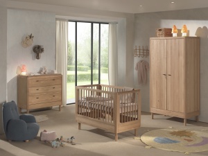Set Mobilier Cameră Bebelus Forrest Oak, din Lemn Masiv de Stejar, Natur: Pătuț (60x120 cm), Comodă cu 3 Sertare și Dulap cu 2 Uși – Vipack - Img 1