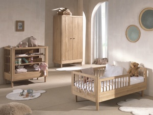 Set Mobilier Cameră Copii Forrest Oak, din Lemn Masiv de Stejar, Natur: Pat Junior (70x140 cm), Masă de Înfășat și Dulap cu 2 Uși – Vipack