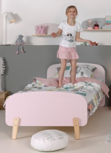 Set Mobilier Kiddy pentru Camera Copii – Pat 90x200 cm și Noptieră – Roz Pal – Vipack
