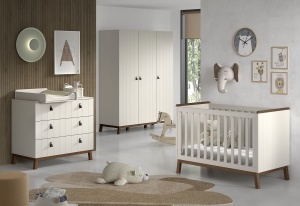 This SEZANE combination in clay consists of a baby bed (60 x 120 cm), a chest of drawers with 3 drawers, a matching changing board and a 3-door wardrobe.