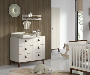This SEZANE combination in clay consists of a chest of drawers with 3 drawers, a matching changing board and a wall shelf.