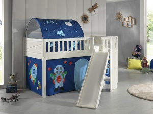 Pat ridicat pentru copii SCOTT, alb, 90 x 200 cm, din pin scandinav și MDF, cu scară frontală, tobogan, perdea de joacă și tunel ASTRO – Vipack - Img 1