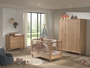 Set Complet Mobilier Cameră Bebelus Forrest Oak, din Lemn Masiv de Stejar, Natur: Pătuț Convertibil (70x140 cm), Comodă cu 3 Sertare, Suport de Înfășat și Dulap cu 3 Uși – Vipack - Img 1