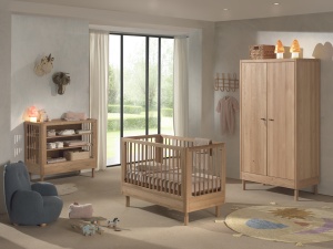 Set Mobilier Cameră Bebelus Forrest Oak, din Lemn Masiv de Stejar, Natur: Pătuț (60x120 cm), Masă de Înfășat și Dulap cu 2 Uși – Vipack - Img 1