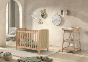 This OLIVE combination consists of a baby bed (60 x 120 cm) with a rattan headboard and a changing table. - Img 2
