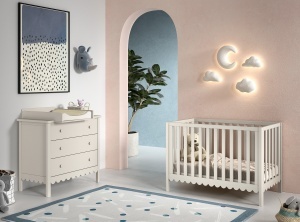 This SWINGO combination in clay consists of a baby bed (60 x 120 cm) and a chest of drawers with 3 drawers and matching changing top.