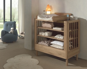 Set Mobilier Cameră Bebelus Forrest Oak, din Lemn Masiv de Stejar, Natur: Pătuț Convertibil (70x140 cm), Masă de Înfășat și Suport – Vipack - Img 5