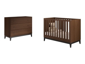 This ILYAS combination consists of a baby bed (60 × 120 cm) and a chest of drawers.