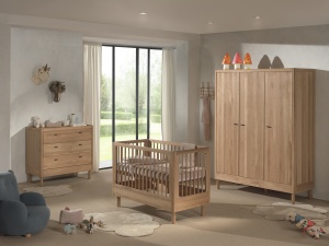 Set Mobilier Cameră Bebelus Forrest Oak, din Lemn Masiv de Stejar, Natur: Pătuț (60x120 cm), Comodă cu 3 Sertare și Dulap cu 3 Uși – Vipack - Img 1