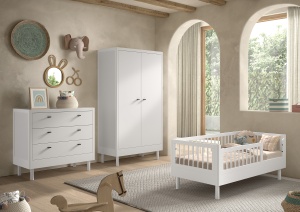 Set Mobilier Cameră Copii Forrest Beech, din Lemn Masiv de Fag, Alb: Pat Junior (70x140 cm), Comodă cu 3 Sertare și Dulap cu 2 Uși – Vipack