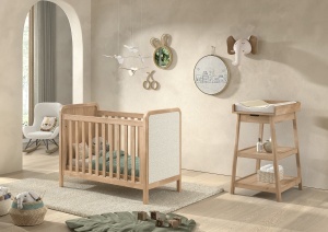 This OLIVE combination consists of a baby bed (60 x 120 cm) with a bouclé headboard and a changing table. - Img 2
