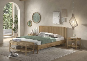 This OLIVE combination consists of a double bed (180 x 200 cm) with a woven rope headboard, two bedside tables with drawer and a bench.