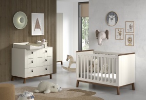 This SEZANE combination in clay consists of a baby bed (60 x 120 cm), a chest of drawers with 3 drawers and a matching changing board.