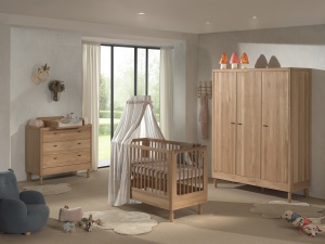 Set Complet Mobilier Cameră Bebelus Forrest Oak, din Lemn Masiv de Stejar, Natur: Pătuț (60x120 cm), Comodă cu 3 Sertare, Suport de Înfășat și Dulap cu 3 Uși – Vipack - Img 1