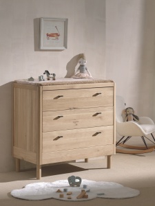 Set Complet Mobilier Cameră Bebelus Forrest Oak, din Lemn Masiv de Stejar, Natur: Pătuț Convertibil (70x140 cm), Comodă cu 3 Sertare, Suport de Înfășat și Dulap cu 3 Uși – Vipack - Img 4