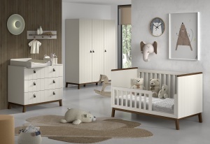 This SEZANE combination in clay consists of a toddler bed (70 x 140 cm), a chest of drawers with 3 drawers, a matching changing board, a wall shelf and a 3-door wardrobe.