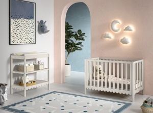 This SWINGO combination in clay consists of a baby bed (60 x 120 cm) with changing table.