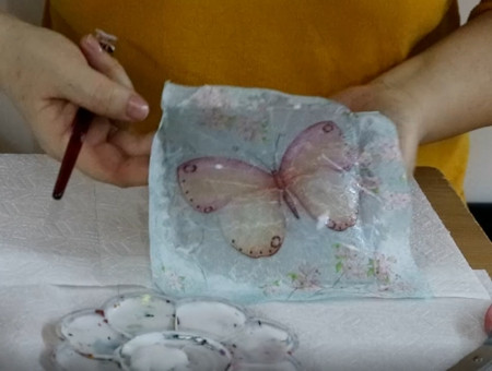 Cum sa infrumusetezi suprafetele de sticla folosind Adezivul pentru tehnica servetelului de la Rich.