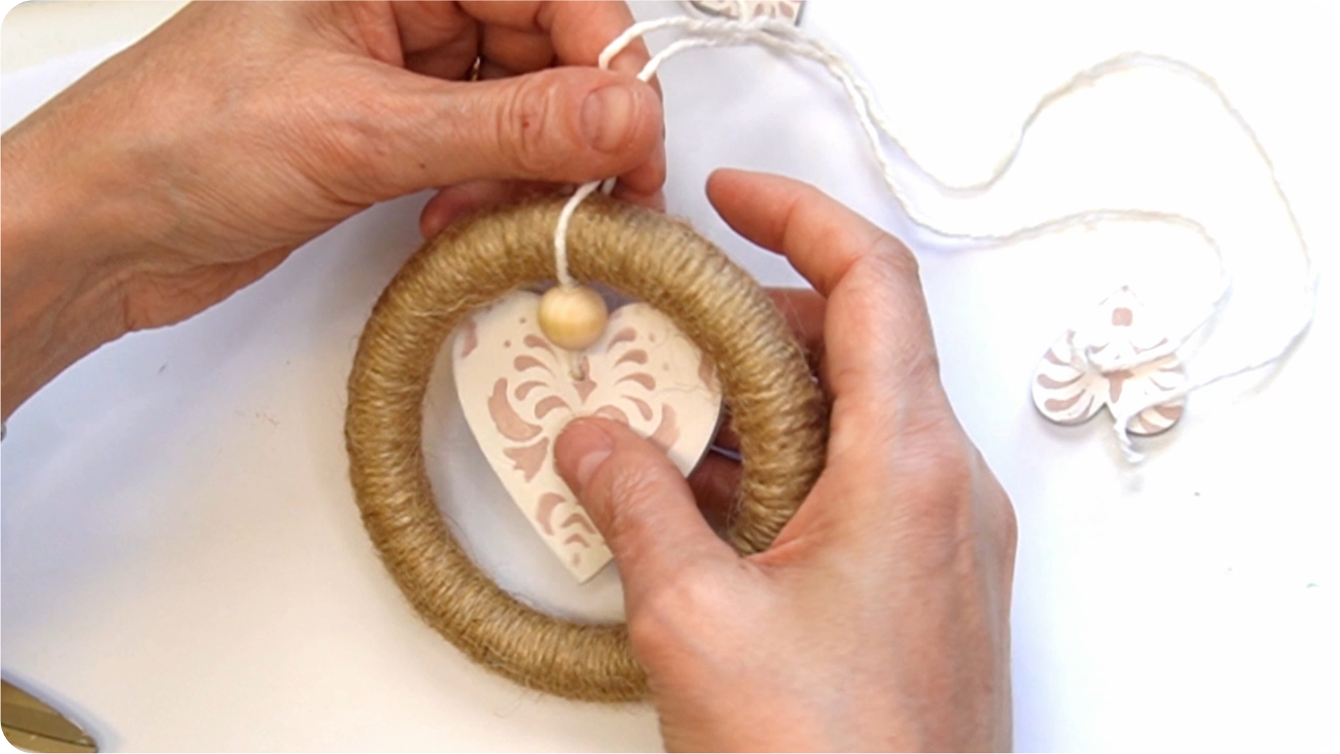 Tutorial DIY: Ghirlandă cu inimi  un decor romantic cu sfoară, lemn și șablonare