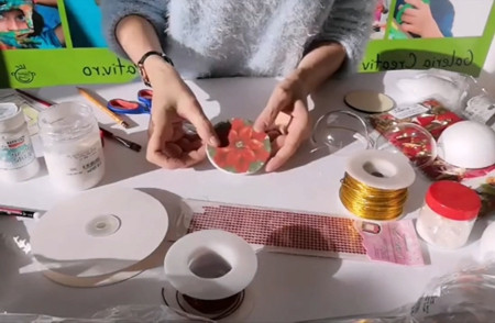 Cum sa faci o decoratiune de Craciun intr-un glob de plastic