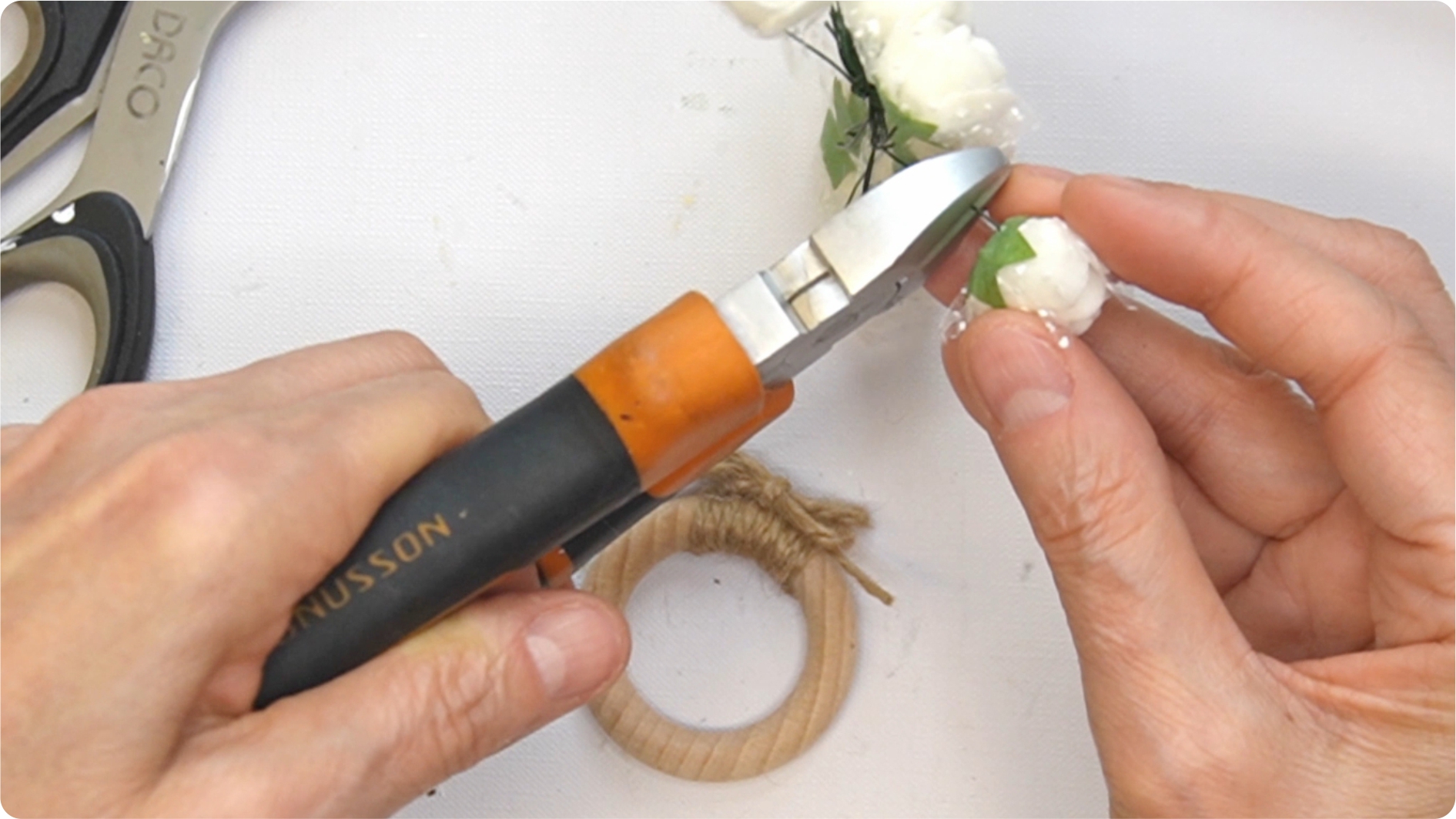 Mărturie handmade pe inel de lemn – un detaliu simplu, natural și elegant