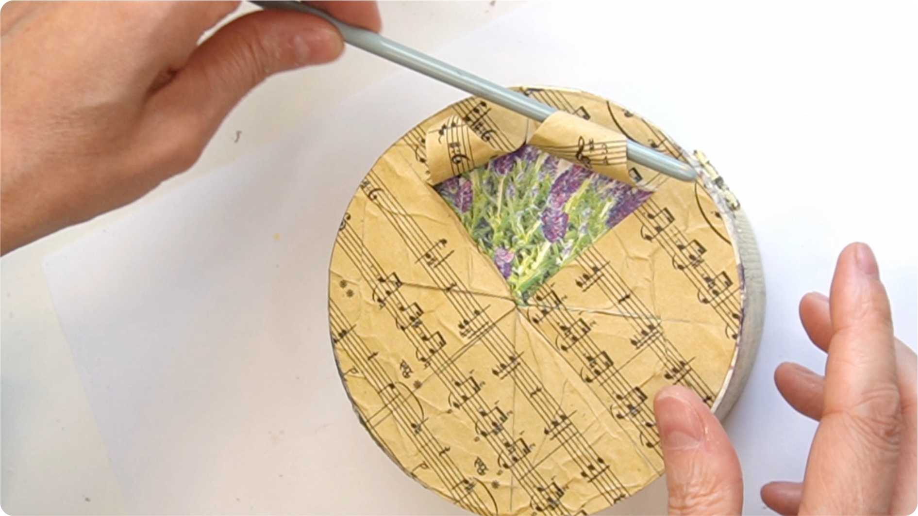 Cutie vintage cu cârlionți din hârtie – un proiect handmade cu suflet