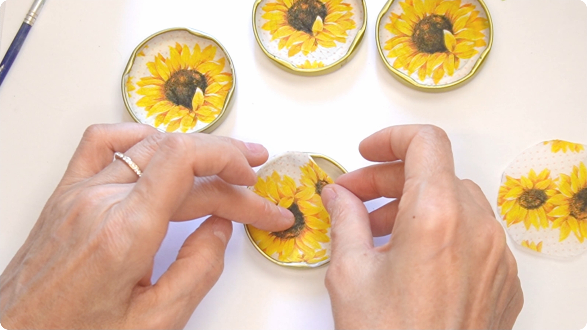 Cuier din capace de borcane decorate cu tehnica șervețelului – Proiect creativ pas cu pas 🌻