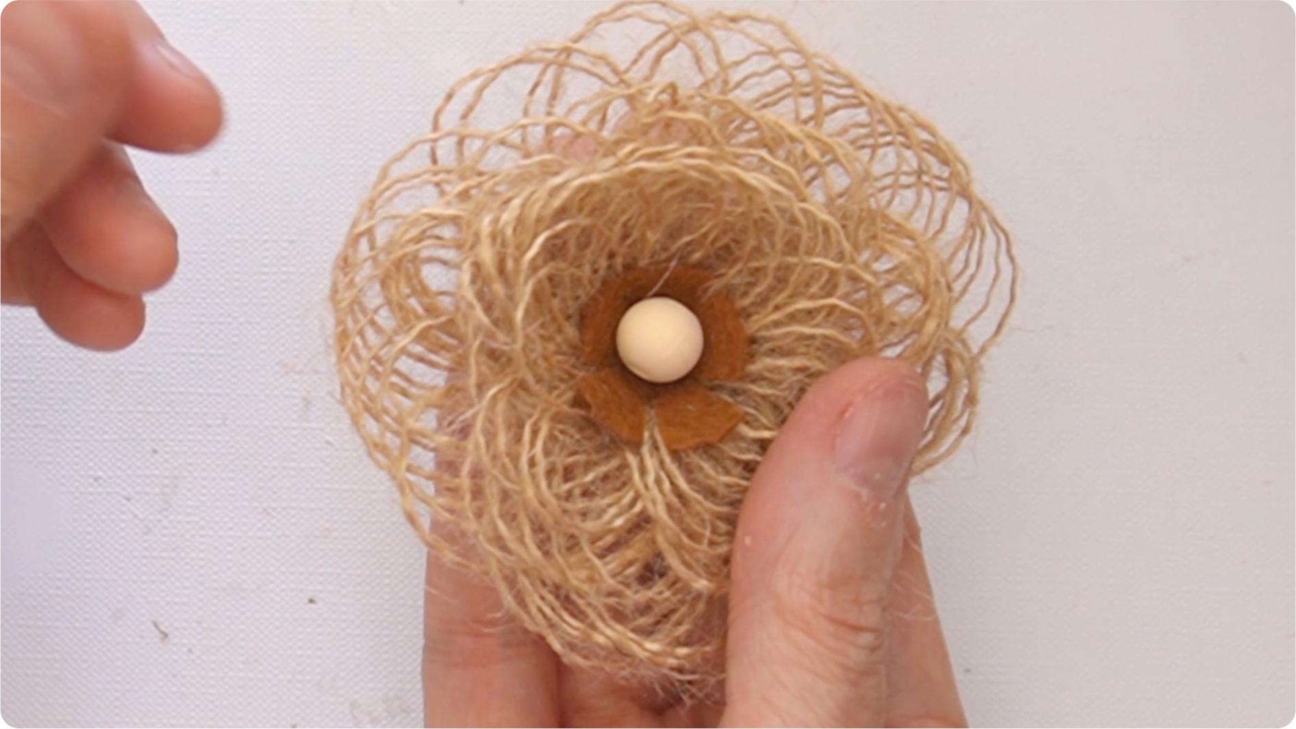 Cum să creezi o floare handmade din bandă de iută ┃ DIY simplu și creativ