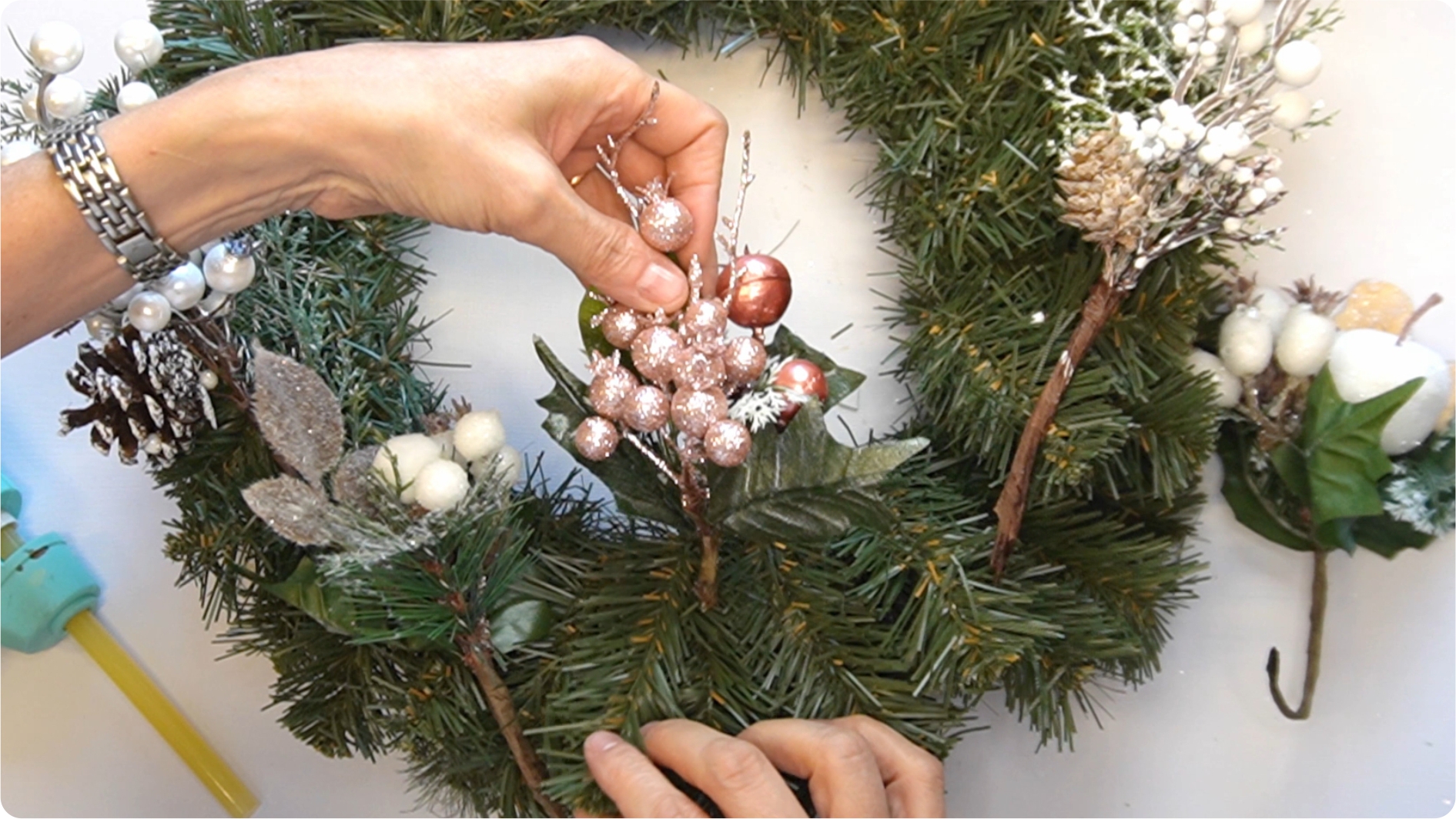 Coroniță de iarnă handmade – un decor elegant și plin de farmec 🎀❄️