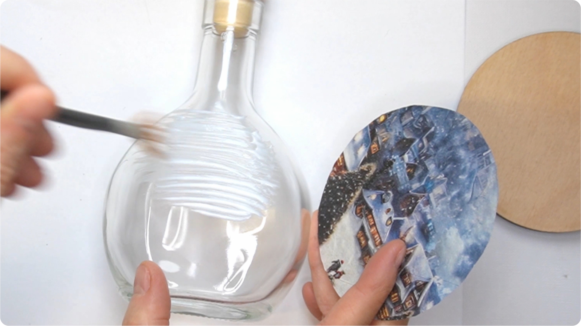 Cum să decorezi o sticlă cu șervețel decorativ – Reciclare creativă