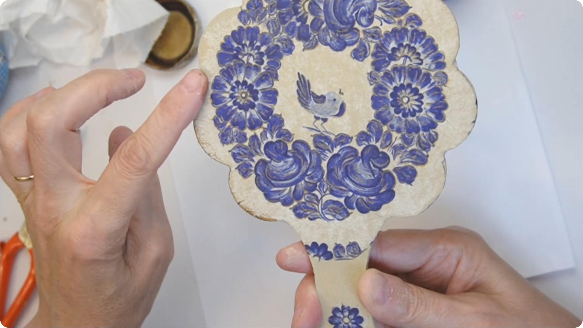 Oglindă decorată cu tehnica șablonării și pastă de textură