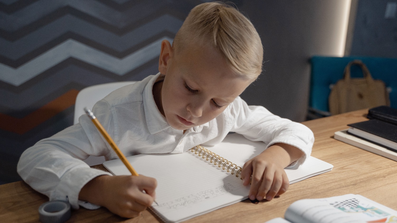 Creioanele și stilourile triunghiulare ergonomice – un ajutor real pentru mâinile mici