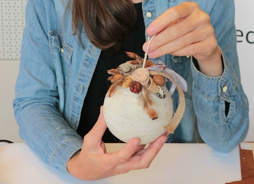 Cum să creezi un glob de Crăciun îmbracat în sfoară