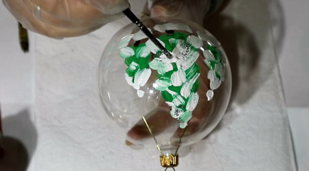 8 idei de cum îţi poţi decora globurile de Crăciun