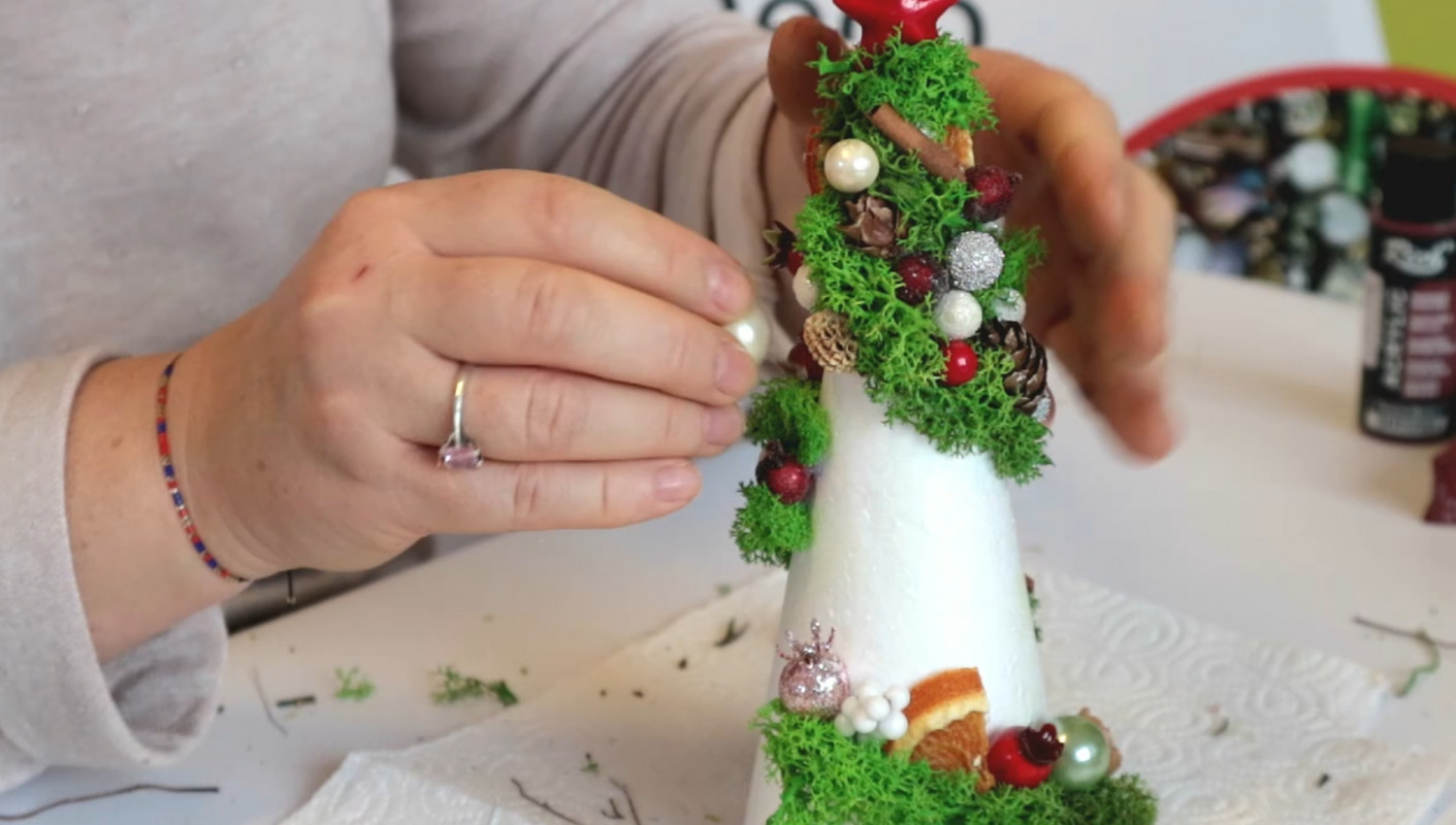 Cum să creezi un Brad de Crăciun din licheni