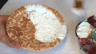 Farfurie decorată cu coji de ouă