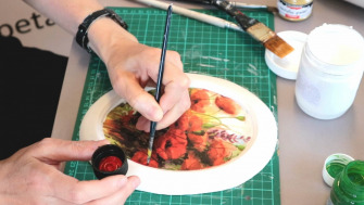 Cum să decorezi un tablou turnat din praf ceramic cu tehnica șervețelului?