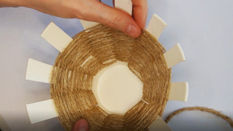 Cum să creezi un coșuleț dintr-un pahar de carton - DIY Aranjament floral