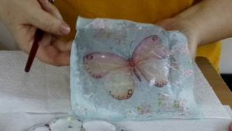 Cum sa infrumusetezi suprafetele de sticla folosind Adezivul pentru tehnica servetelului de la Rich.