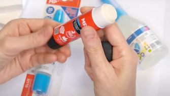 Lipici școlar ∣ Ce adeziv să alegi?