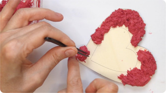 DIY Inimă cu personalitate: Un strop de roz, o picătură de aracet și multă imaginație