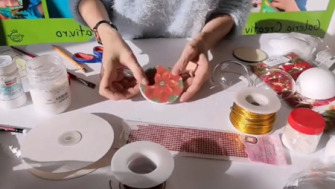 Cum sa faci o decoratiune de Craciun intr-un glob de plastic