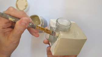 Creează-ți propria vază modernă din praf ceramic – DIY ușor și creativ