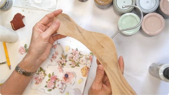Transformă un umeraș simplu într-o piesă shabby chic cu șervețel decorativ