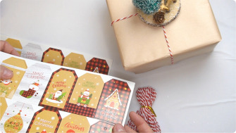 Magia ambalajelor handmade de Crăciun – cadou decorat cu miniatură de iarnă